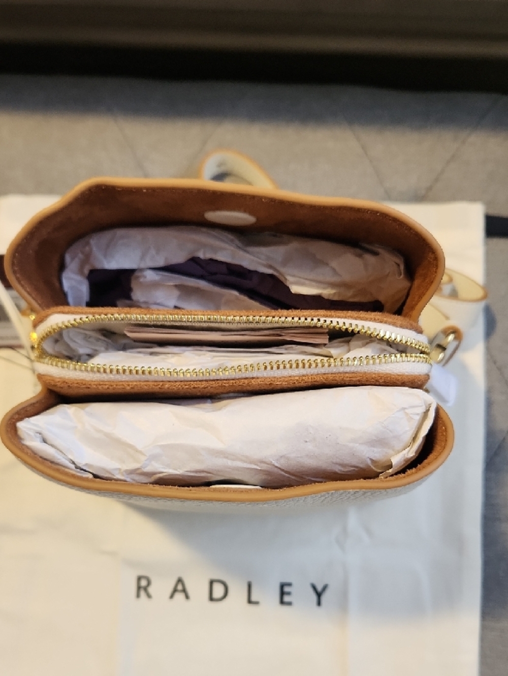 RADLEY LONDON White Crossbody Bag with Tan Trim - Picture 3 of 7